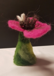 Blumen Eierwärmer mit Plüschmors